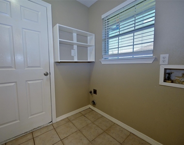 211 Barbara Way - Photo Thumbnail 10