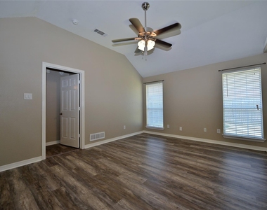 211 Barbara Way - Photo Thumbnail 16