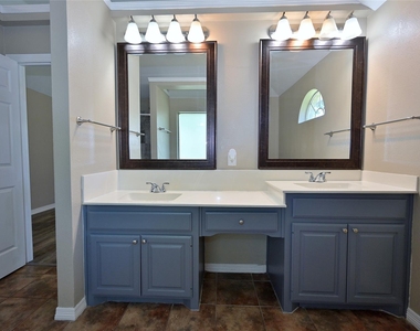 211 Barbara Way - Photo Thumbnail 20