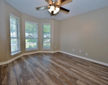 211 Barbara Way - Photo Thumbnail 24