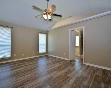 211 Barbara Way - Photo Thumbnail 18