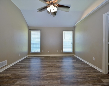 211 Barbara Way - Photo Thumbnail 17