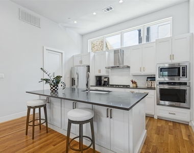 3200 Ross Avenue - Photo Thumbnail 10