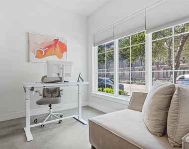 3200 Ross Avenue - Photo Thumbnail 3