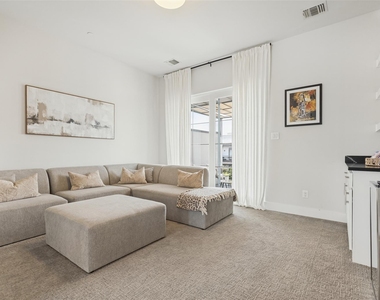 3200 Ross Avenue - Photo Thumbnail 14