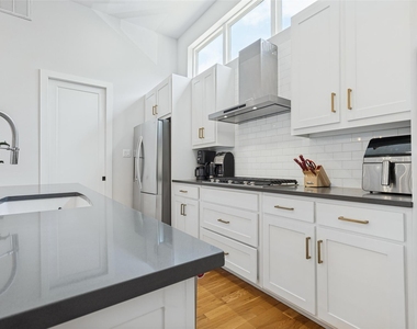 3200 Ross Avenue - Photo Thumbnail 11
