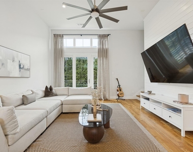 3200 Ross Avenue - Photo Thumbnail 6