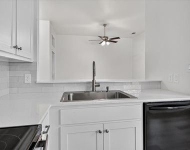 4125-4127 Spring Meadow Lane - Photo Thumbnail 10