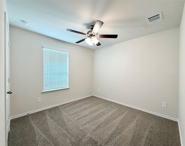 412 Saddle Blanket Drive - Photo Thumbnail 4