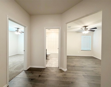 412 Saddle Blanket Drive - Photo Thumbnail 3