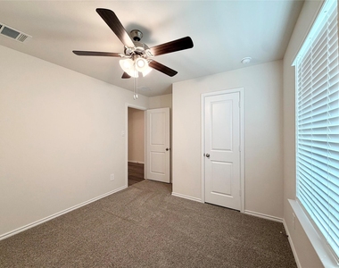 412 Saddle Blanket Drive - Photo Thumbnail 5