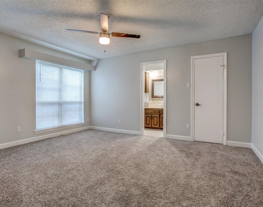 1013 Carriagehouse Lane - Photo Thumbnail 15
