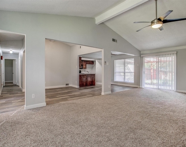 1013 Carriagehouse Lane - Photo Thumbnail 8