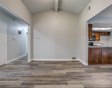 1013 Carriagehouse Lane - Photo Thumbnail 9