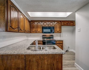 1013 Carriagehouse Lane - Photo Thumbnail 11