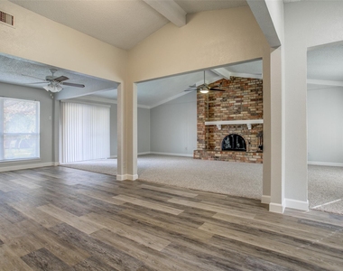 1013 Carriagehouse Lane - Photo Thumbnail 7