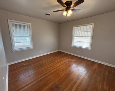 5804 Trigg Drive - Photo Thumbnail 3