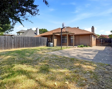 2709 London Court - Photo Thumbnail 14
