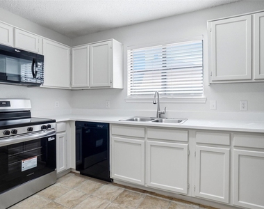 2709 London Court - Photo Thumbnail 5