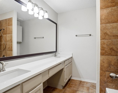 2709 London Court - Photo Thumbnail 9