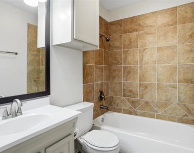 2709 London Court - Photo Thumbnail 12