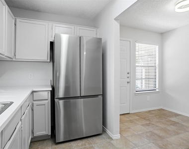 2709 London Court - Photo Thumbnail 6