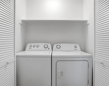 2709 London Court - Photo Thumbnail 13