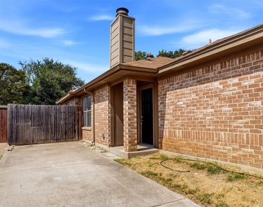 2709 London Court - Photo Thumbnail 1