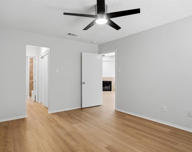 2709 London Court - Photo Thumbnail 8
