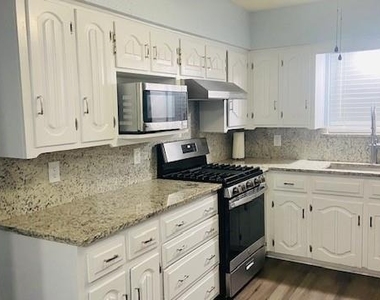 107 N Summit Street - Photo Thumbnail 1
