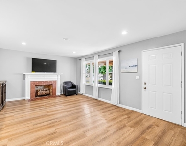 1422 N Sultana - Photo Thumbnail 15
