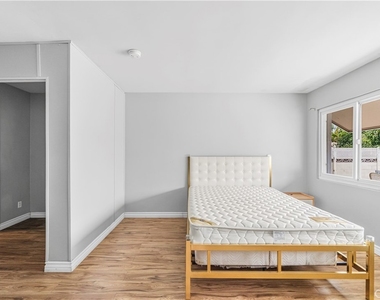 1422 N Sultana - Photo Thumbnail 17