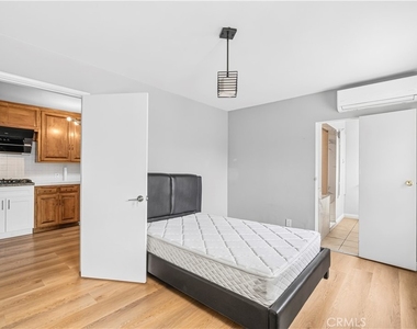 1422 N Sultana - Photo Thumbnail 28