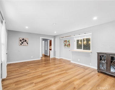 1422 N Sultana - Photo Thumbnail 14