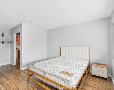1422 N Sultana - Photo Thumbnail 10