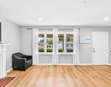 1422 N Sultana - Photo Thumbnail 6