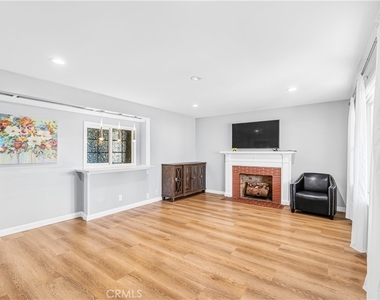1422 N Sultana - Photo Thumbnail 16