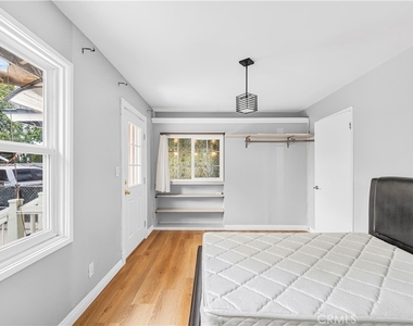 1422 N Sultana - Photo Thumbnail 19