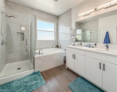 946 Warwick - Photo Thumbnail 43