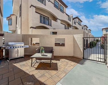 946 Warwick - Photo Thumbnail 6