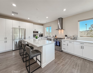 946 Warwick - Photo Thumbnail 19