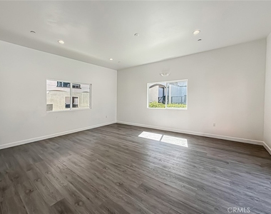 946 Warwick - Photo Thumbnail 61