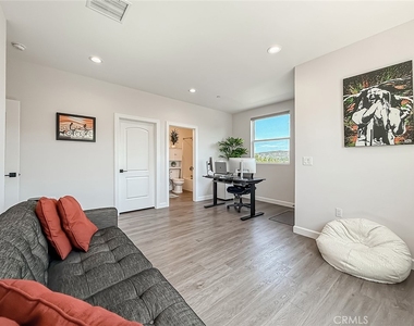 946 Warwick - Photo Thumbnail 35