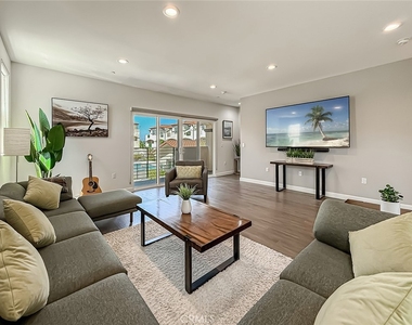 946 Warwick - Photo Thumbnail 14