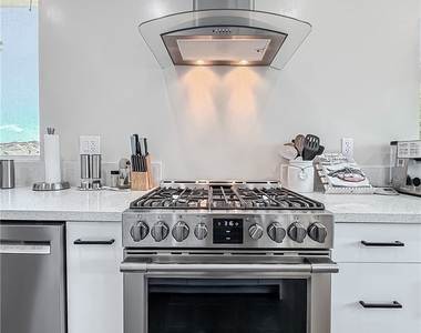 946 Warwick - Photo Thumbnail 25