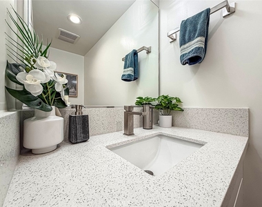 946 Warwick - Photo Thumbnail 27