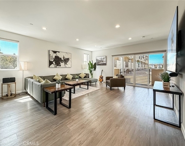946 Warwick - Photo Thumbnail 1