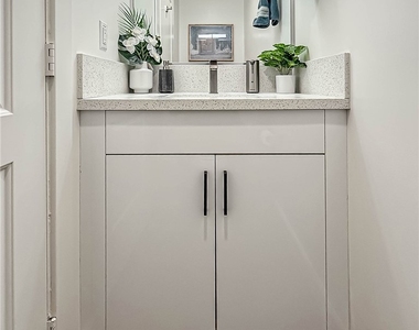 946 Warwick - Photo Thumbnail 26