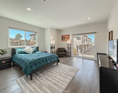 946 Warwick - Photo Thumbnail 2