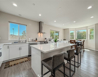 946 Warwick - Photo Thumbnail 22